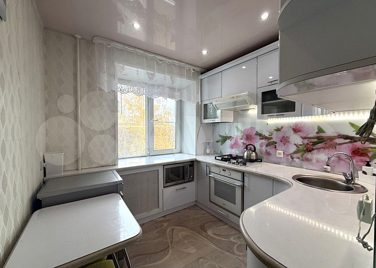 3-к. квартира, 54,7 м², 4/5 эт., Бор, ул. Чугунова