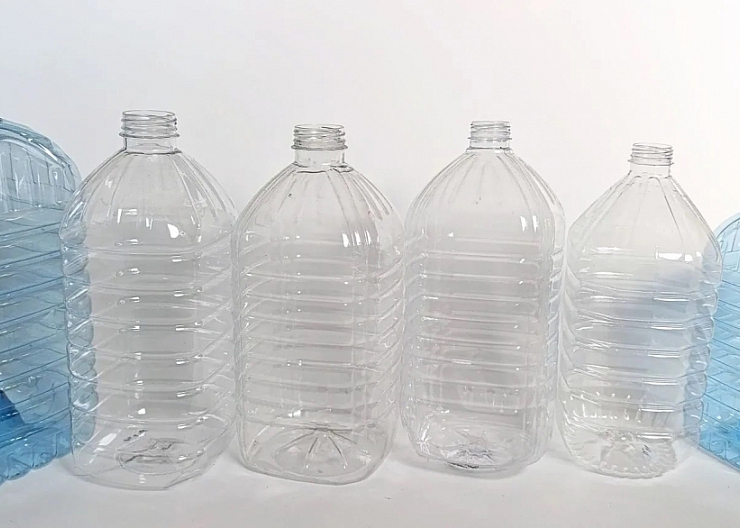 Пластиковые бутылки ПЭТ объемом 4-5 литров